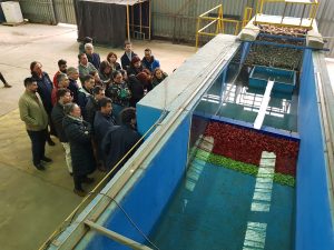 Directores de Dirplan observan el canal bidimensional de olas del INH.