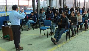 Director Emilio Torres, de pie, habla a los presentes.