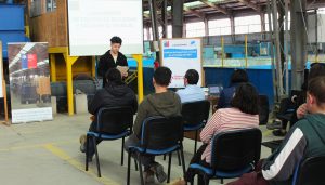 Presidente del Comité Paritario, Bastián Venegas, lee la Política de Seguridad, de pie ante los presentes.