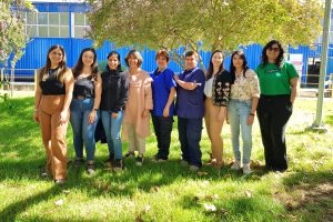 Fotografía de funcionarias INH, al aire libre, dando la espalda al laboratorio de modelación física.