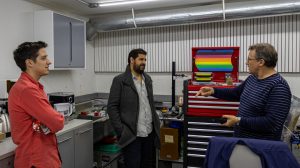 Académico de la UAI explicando a Jaime Cotroneo sobre su trabajo con prototipos de atrapanieblas.