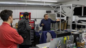 Académico de la UAI explicando a Jaime Cotroneo sobre su trabajo con prototipos de atrapanieblas.