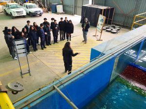 Grupo de estudiantes frente al canal de olas.