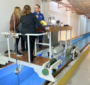 Ingeniero INH explica el funcionamiento del canal de calibraciones.