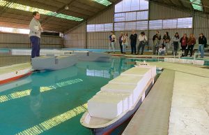 Ingeniero INH, Diego Villegas, explica sobre el modelo a escala del Puerto San Antonio.