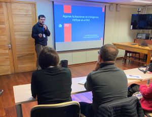 Luis Zamorano presentando ante las y los estudiantes.