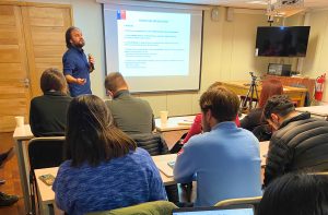 Rodrigo Herrera de pie realizando su presentación ante las y los estudiantes.