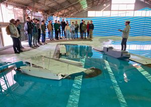 Estudiantes conocen el modelo a escala del Puerto San Antonio (contiene agua).