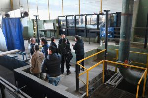 Recorrido por el Laboratorio de Hidráulica, con el modelo de la presa La Barrancosa al fondo.